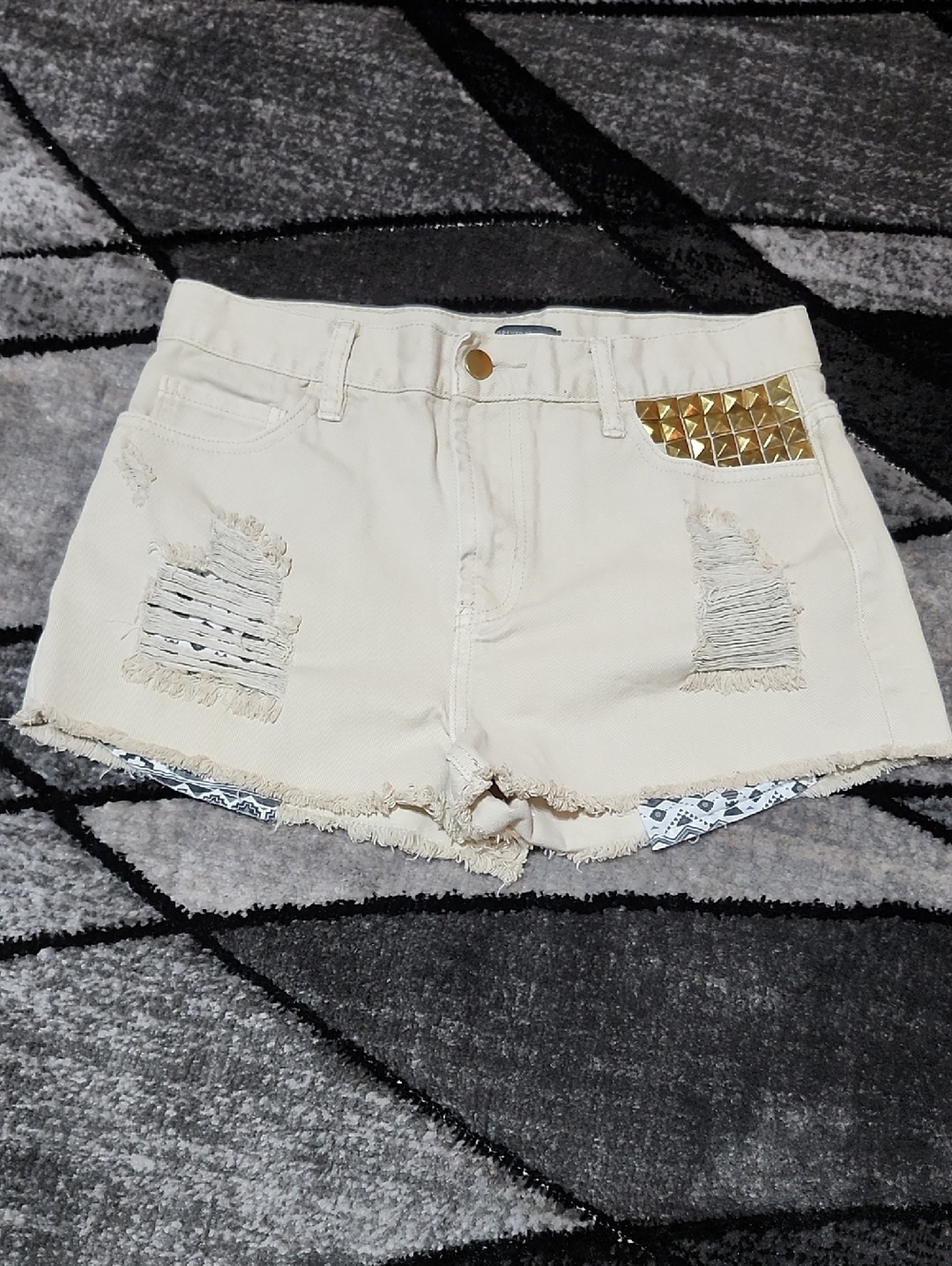FOREVER 21 TAN GOLD-TONE STUDDED DISTRESSED PEEK-POCKETS RAW-EDGE HIGH-RISE DENI